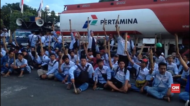 Polisi kembali menetapkan tiga orang sebagai tersangka dalam kasus pembajakan mobil tangki Pertamina, sehingga jumlah total tersangka menjadi lima orang.