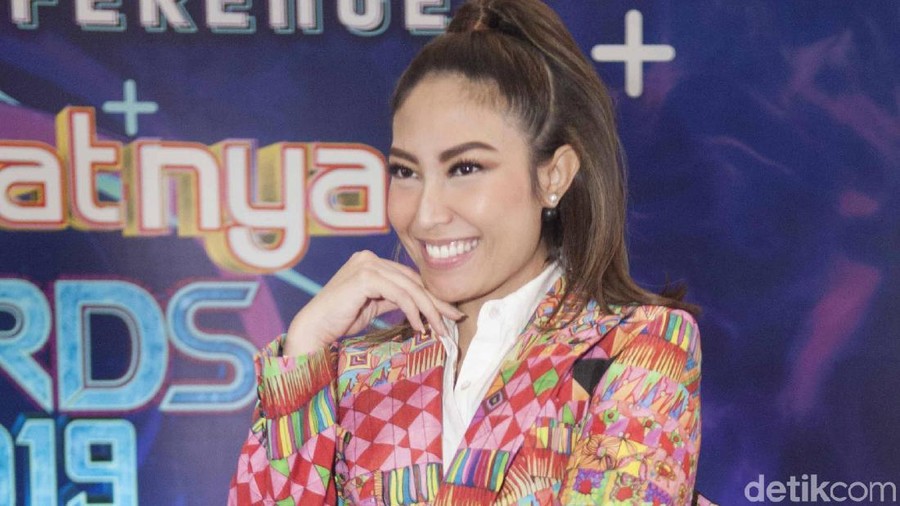 Reaksi Tak Terduga Suami Saat Ayu Dewi Kabarkan Kehamilan Ketiga
