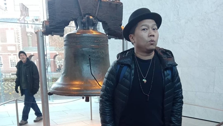 Sandhy Sondoro tertangkap kamera tengah memeluk mesra seorang wanita cantik. Siapa ya kira-kira?