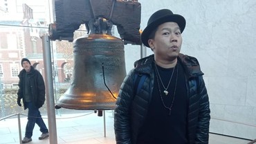 img-title Sandhy Sondoro Kepergok Peluk Mesra Wanita Cantik