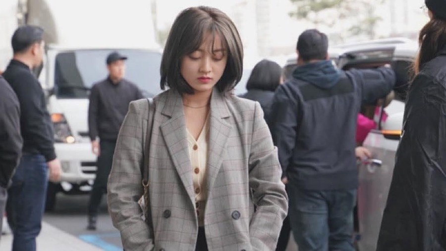 Nangis, Jihyo Twice Korban Video Mesum Jung Joon Young? Disinggung terlibat kasus Jung Joon Young, Jihyo TWICE terlihat menangis di Bandara Internasional Gimpo.
