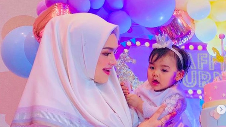 Putri pertama Siti Nurhaliza, Siti Aafiyah, hari ini Selasa (19/3) genap berumur 1 tahun. Doa pun dipanjatkan Siti untuk si kecil.