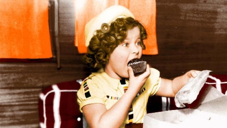 Mantan aktris cilik, Shirley Temple, memiliki perjalanan hidup yang mengagumkan. Hm, seperti apa ya kisahnya? Berikut Insertlive sajikan!