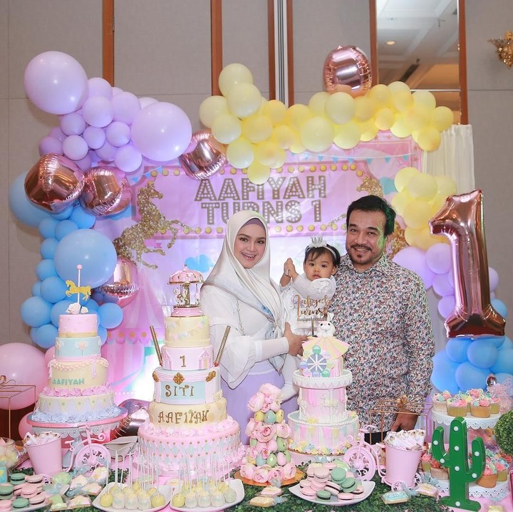 <p>Siti Nurhaliza dan suami, Datuk Seri Khalid Mohamad Jiwa merayakan ulang tahun putrinya, Siti Aafiyah Khalid yang ke-1. (Foto: Instagram @ctdk)</p>