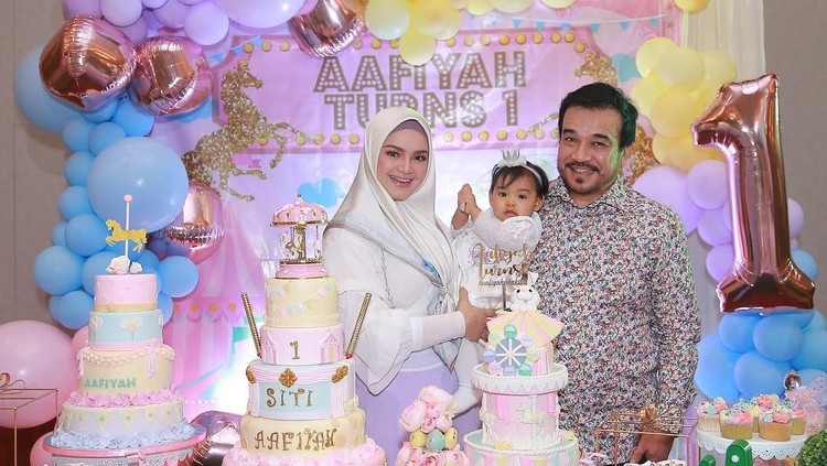Cerita Siti Nurhaliza dan Suami Ingin Sang Putri Jadi Hafiz Alquran Pasangan Siti Nurhaliza dan Datuk Khalid Mohamad Jiwa memiliki harapan tersendiri soal akan menjadi apa putrinya saat besar nanti.