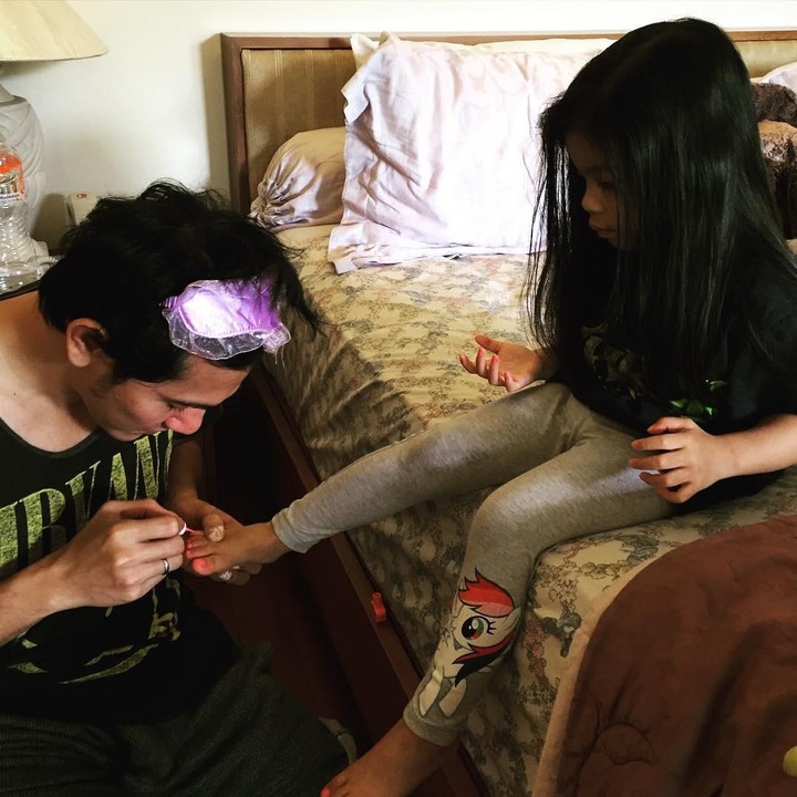 <p>Kelihatannya Vino ini ayah yag serba bisa ya. Enggak cuma sebagai partner main, Vino juga bisa jadi <em>nail technician</em>-nya Jizzy. Hi-hi-hi.  (Foto: Instagram @vinogbastian__)</p>