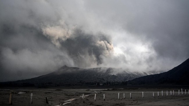 BPBD Provinsi Jawa Timur melaporkan Gunung Bromo sempat mengalami erupsi pada Jumat (19/7) sekitar pukul 16.37 WIB dan berangsur-angsur kondusif.