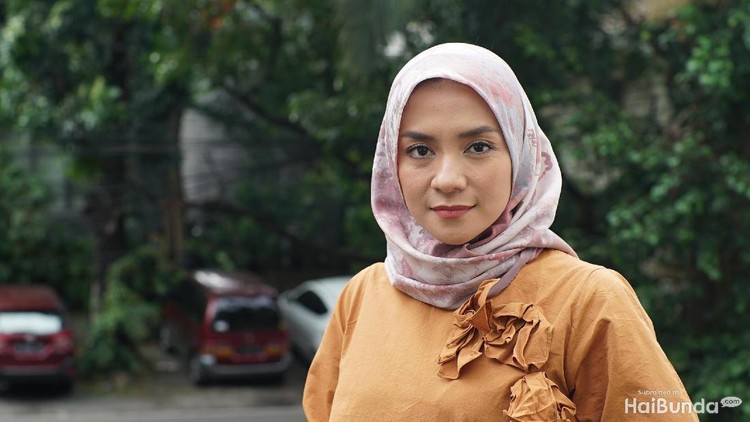 Mengurus tiga anak yang usianya tak terlalu jauh plus sama-sama bekerja, Enno Lerian dan suami memilih tak pakai jasa pengasuh.