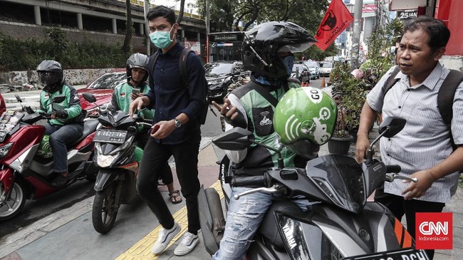 Kenaikan tarif ojol mendapat respons dari para pengguna. Kebanyakan penumpang mengaku akan mengandalkan promo untuk menyiasati tarif baru tersebut.