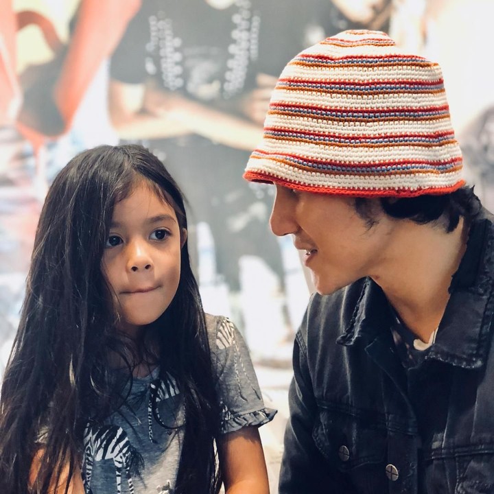 <p>Hmm, Ayah Vino dan Jizzy sedang membicarakan apa ya? Serius tapi kelihatan <em>sweet</em> banget. (Foto: Instagram @vinogbastian__)</p>