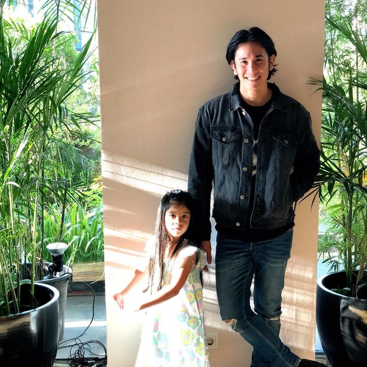 <p>Dari pernikahannya dengan <a href="https://www.detik.com/search/searchall?query=marsha+timothy&siteid=2" target="_blank">Marsha Timothy</a>, Vino G. Bastian  dikaruniai anak perempuan bernama Jizzy Pearl Bastian. Vino adalah sosok ayah yang sering menghabiskan waktu untuk menjadi teman main sang anak lho, Bun. (Foto: Instagram @vinogbastian__)</p>