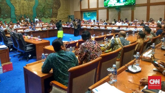 Sebanyak 290 perwakilan perusahaan tambang mineral dan batu bara (minerba) membanjiri ruang rapat Komisi VII Dewan Perwakilan Rakyat (DPR). Para pimpinan perusahaan minerba tersebut datang memenuhi undangan Rapat Dengar Pendapat (RDP) Komisi VII tentang Evaluasi Perusahaan Tambang yang Tidak Memenuhi Kewajiban Pemenuhan Kebutuhan Batu bara Dalam Negeri (DMO) serta pelaksanaan kewajiban reklamasi pascatambang.