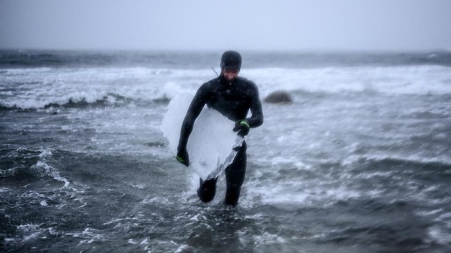 FOTO: Surfing dengan Bongkahan Es