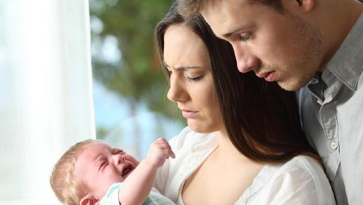 6 Cara Atasi Stres Saat Mengasuh Anak, Bunda Ayah Perlu Coba Menjadi orang tua tak bebas dari stres. Tapi, ada cara untuk mengatasinya kok.