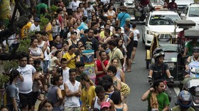 FOTO: Jutaan Warga Filipina Antre Berjam-jam Demi Air Bersih