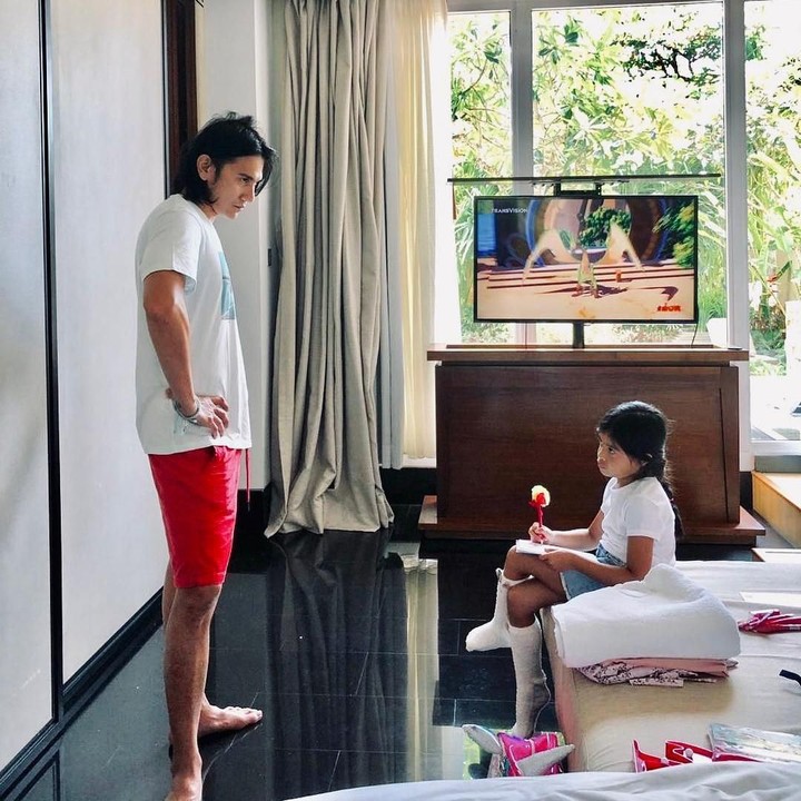 <p>Ternyata, sekarang Vino sudah alih profesi jadi model. Ya, model yang digambar oleh seniman Jizzy. He-he-he. Ayah Vino serius banget nih. (Foto: Instagram @vinogbastian__)</p>