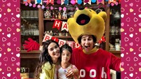 <p>Di perayaan ulang tahun ke-5 Jizzy pada Juli 2018, Vino memberi kejutan dengan menjadi tokoh Winnie The Pooh. Seru ya? (Foto: Instagram @vinogbastian__)</p>