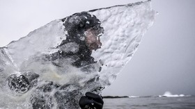 FOTO: Surfing dengan Bongkahan Es