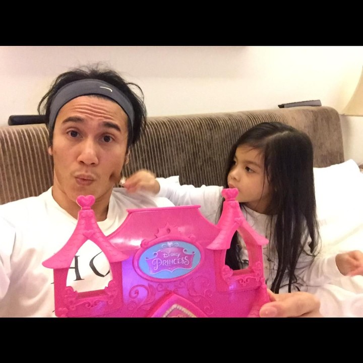 <p>Siap-siap main <em>make up princess</em> ala Jizzy dan Ayah Vino. Siapa mau<em> ikutan</em>? (Foto: Instagram @vinogbastian__)</p>
