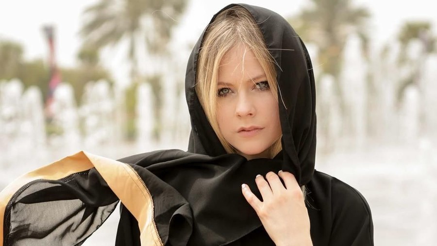 Lirik lagu terbaru dari Avril Lavigne yang berjudul I Fell In Love With The Devil.