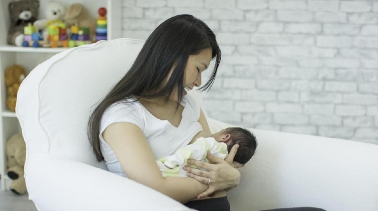 Bayi prematur sebaiknya diberikan ASI eksklusif agar organ tubuhnya cepat berkembang. Simak cara menyusui yang tepat yuk, Bun.