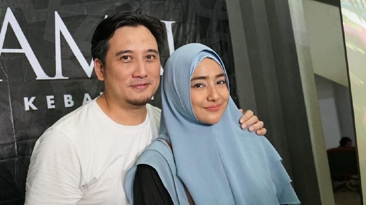 Cara Tengku Firmansyah dan Cindy Fatika menjaga pernikahan mereka tetap awet bisa ditiru lho, Bun.