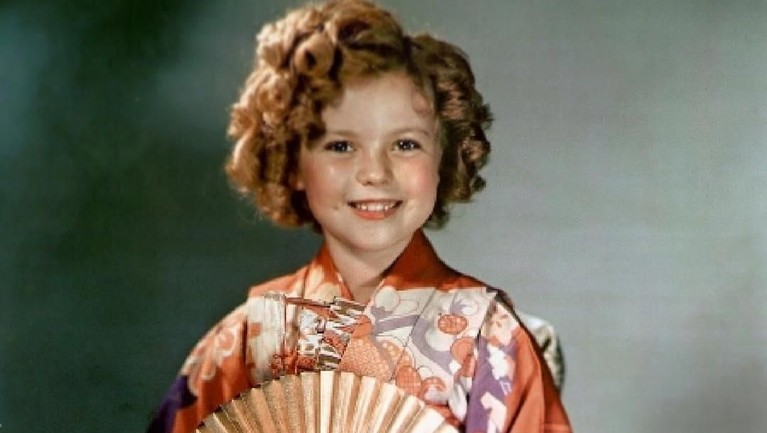 Mantan aktris cilik, Shirley Temple, memiliki perjalanan hidup yang mengagumkan. Hm, seperti apa ya kisahnya? Berikut Insertlive sajikan!