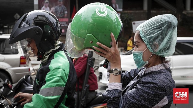 Para driver ojek online menilai kebijakan batas tarif yang baru diputuskan Kemenhub masih belum berpihak pada mereka dan hanya menguntungkan pengguna.