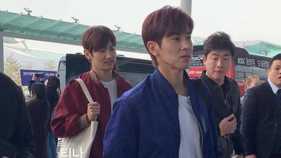 Dialog kocak dari petugas bandara yang mengabadikan momen Super Junior dan TVXQ telah sampai di Yogyakarta.