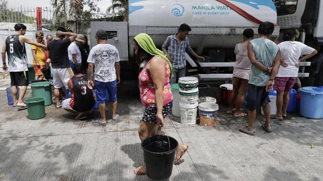 FOTO: Jutaan Warga Filipina Antre Berjam-jam Demi Air Bersih