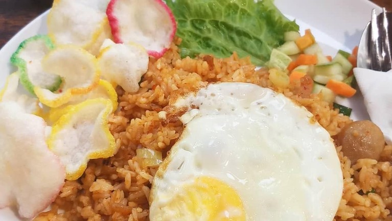 6 Makanan Indonesia yang Jadi Favorit Artis Luar Negeri Indonesia memang terkenal dengan kulinernya yang bervariasi. Tak heran, banyak artis luar negeri yang mencobanya ketika berkunjung ke Indonesia.
