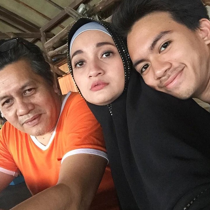 <p>Kalau lagi foto bertiga begini, Bunda Nia jadi yang paling cantik nih. Hi-hi-hi. (Foto: Instagram/ @niaparamita__)</p>