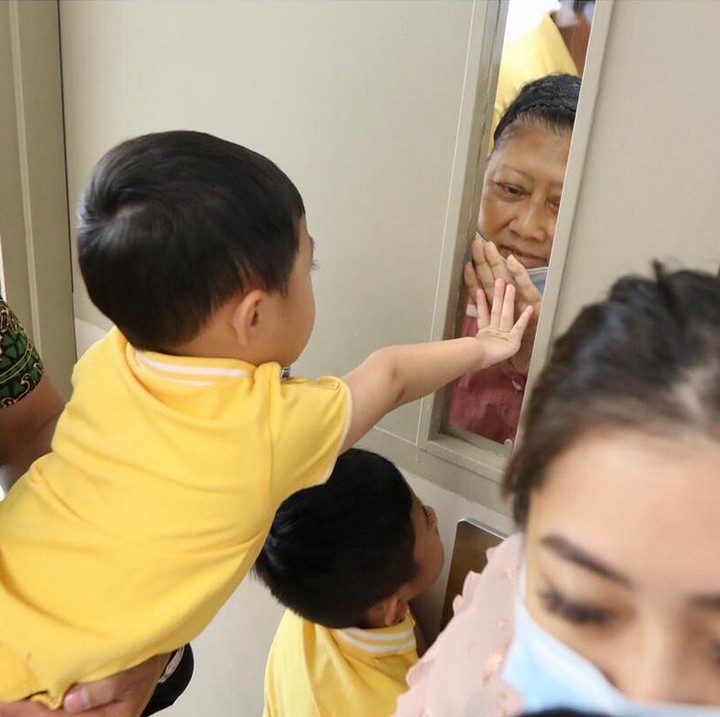<p>Sedih, ketika Ani Yudhoyono dan cucu-cucunya terpisahkan oleh kaca. Lekas sehat ya, Memo. (Foto: Instagram @aniyudhoyono)</p>
