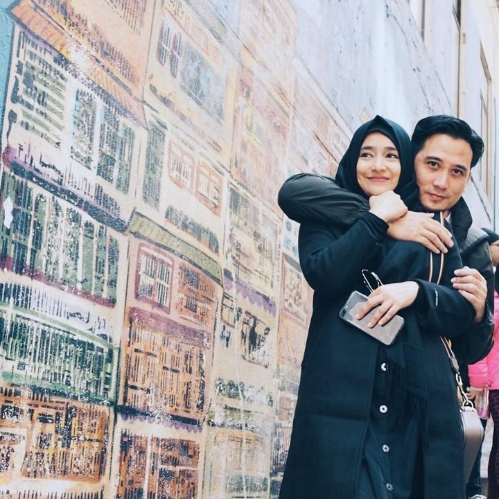 <p><a href="https://hot.detik.com/celeb/d-4473942/cindy-fatika-sari-dan-tengku-firmansyah-dulu-kerap-ribut-di-tempat-umum" target="_blank">Tengku Firmansyah</a> dan <a href="https://hot.detik.com/celeb/d-4473887/cindy-fatika-sari-bersyukur-pernikahannya-capai-20-tahun" target="_blank">Cindy Fatika Sari</a> merayakan hari jadi pernikahannya yang ke-20 pada 11 Maret 2019. Pasangan ini telah dikaruniai tiga anak, satu perempuan dan dua laki-laki. (Foto: Instagram @cindyfatikasari18)</p>