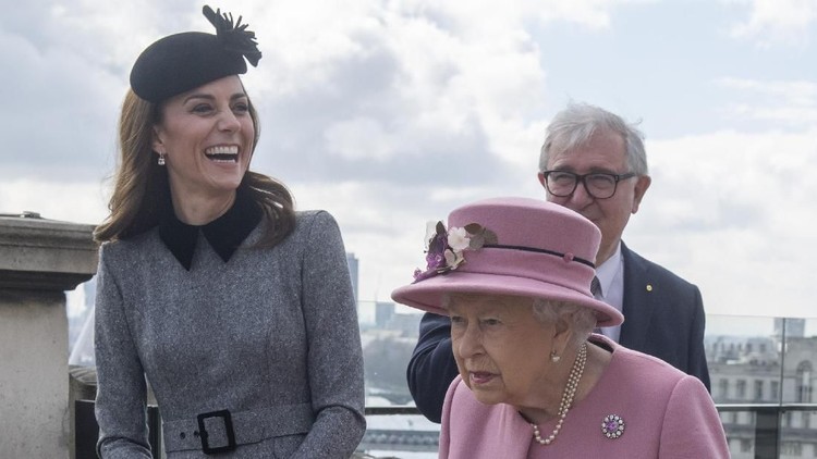 Ternyata Ratu Elizabeth sering jadi fashion police untuk busana Kate Middleton. Istri Pangeran William itu harus tampil layak di depan publik.