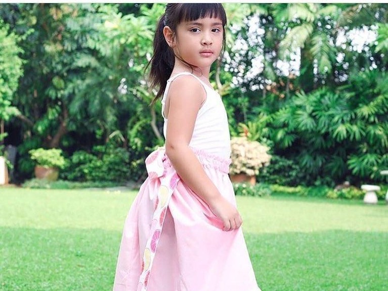 Mikhayla Zalindra Bakrie, berhasil meraih Fashionable Celebrity Kids dalam acara IFA 2019. Insertizen penasaran nggak sih gaya modisnya putri Nia Ramadhani ini?