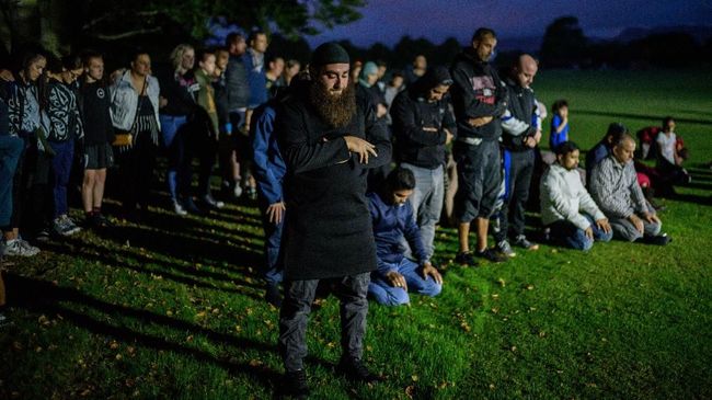 Warga Kawal Salat Umat Muslim di Depan Masjid Christchurch