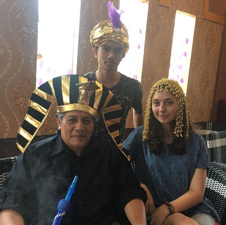 <p>Bergaya ala orang Mesir. Si anak gadis sudah mirip Cleopatra belum, Bun? (Foto: Instagram/ @niaparamita__)</p>