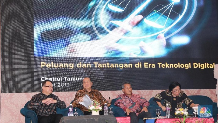 CEO CT Corp Chairul Tanjung memberikan pemaparan tentang CEO CT Corp Chairul Tanjung memberikan pemaparan tentang