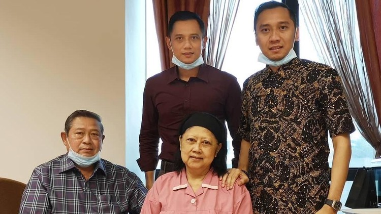 Ani Yudhoyono harus dirawat secara intensif di ruang ICU NUH Singapura. Seluruh keluarga saat ini berada di Singapura untuk memberikan dukungan.