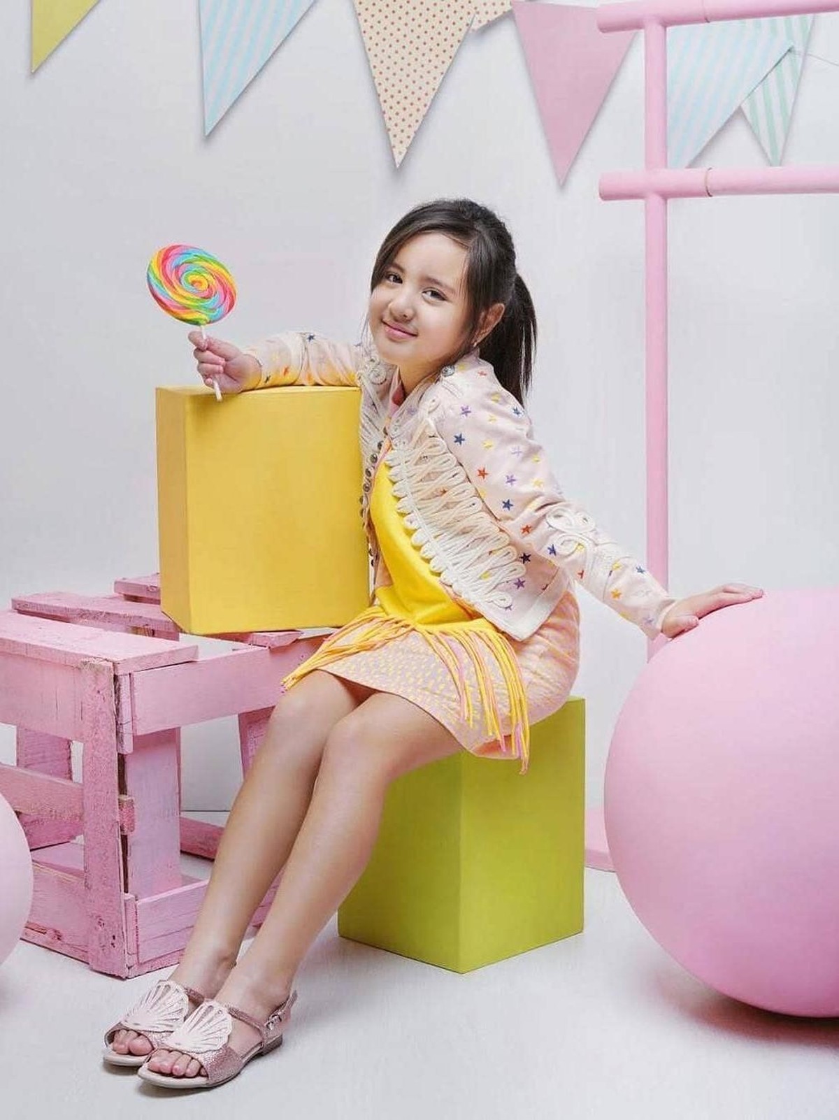 Mikhayla Zalindra Bakrie&comma; berhasil meraih Fashionable Celebrity Kids dalam acara IFA 2019&period; Insertizen penasaran nggak sih gaya modisnya putri Nia Ramadhani ini&quest;