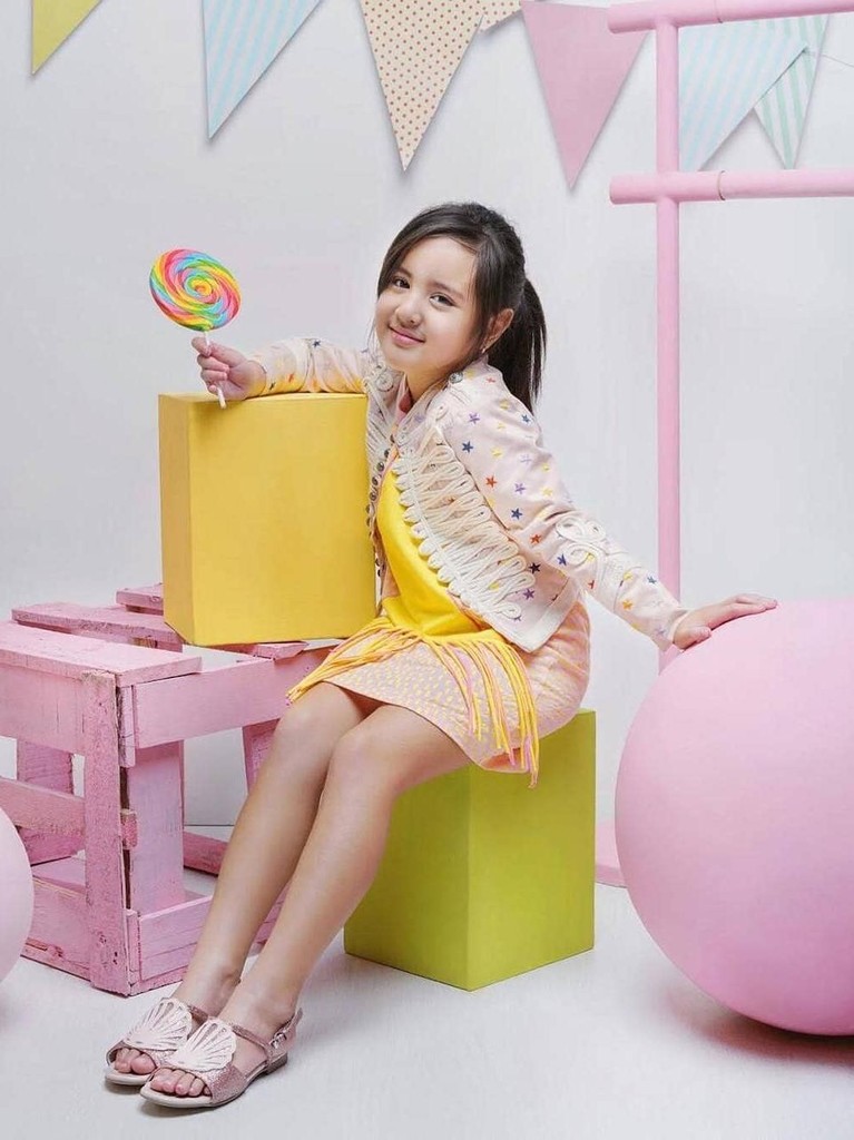 Mikhayla Zalindra Bakrie, berhasil meraih Fashionable Celebrity Kids dalam acara IFA 2019. Insertizen penasaran nggak sih gaya modisnya putri Nia Ramadhani ini?