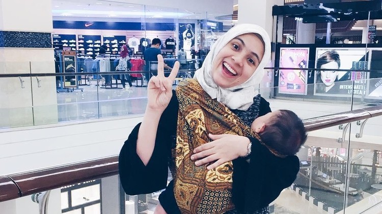 Tak perlu malu menggunakan kain jarit untuk menggendong anak. Selebriti Indonesia saja memakainya lho, Bun.