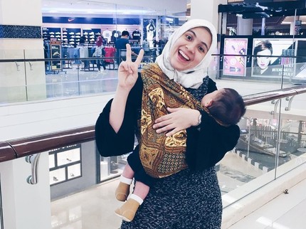 Bun, Yuk Kenali Cara Menggendong Anak Menggunakan Jarit