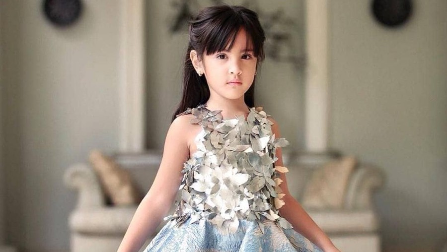 1. Mikhayla Zalindra Bakrie Deretan anak artis yang membanggakan ini patut diacungi jempol.