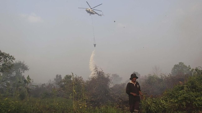 Satgas Karhutla Sumatera Selatan menurunkan tujuh unit helikopter pembom air (waterbombing) sekaligus untuk memadamkan api yang tersebar di sejumlah kabupaten.