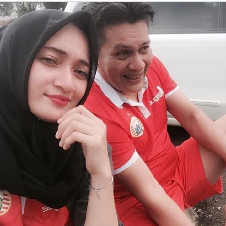 <p>Kompak bersama istri tercinta pakai kostum Persija nih, Bun. (Foto: Instagram/ @niaparamita__)</p>