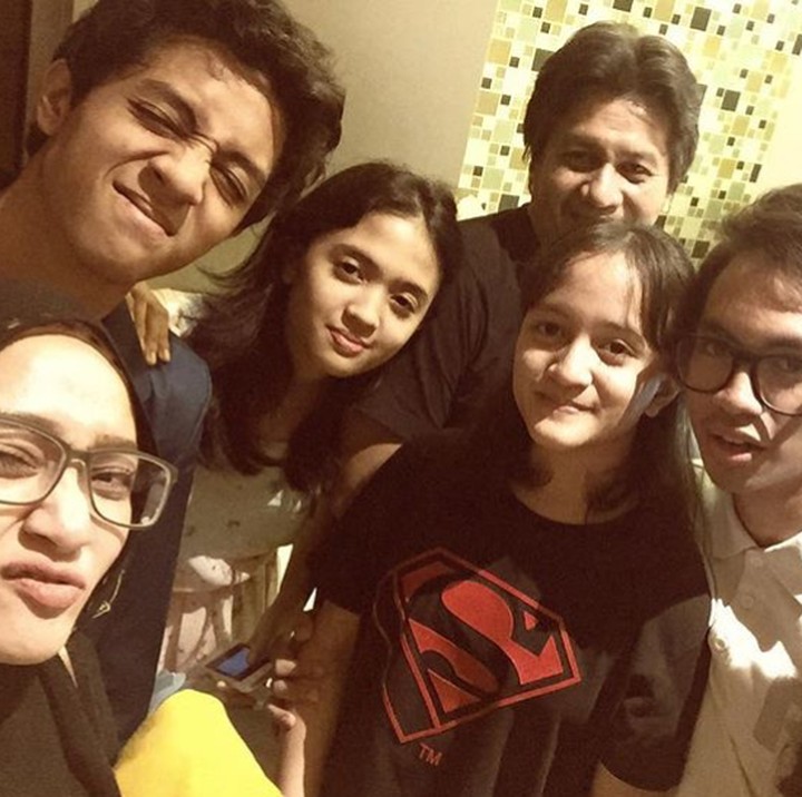 <p>Kumpul bareng di malam minggu jadi <em>quality time</em> buat keluarga Gusti dan Nia. (Foto: Instagram/ @niaparamita__)</p>