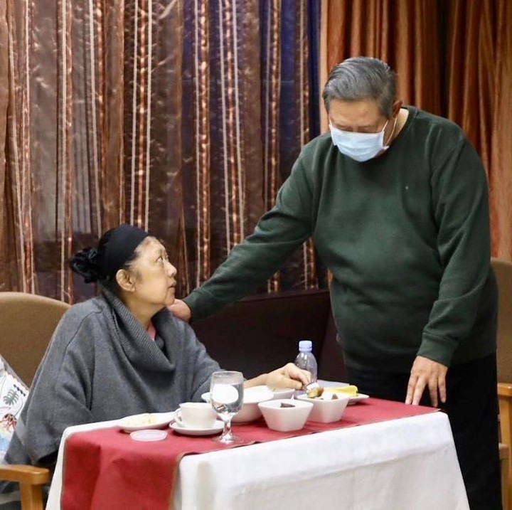 <p>"Berkat support dari suami tercinta, makanan pun bisa dikonsumsi," kata Ani dalam potret ini. (Foto: Instagram @aniyudhoyono)</p>
