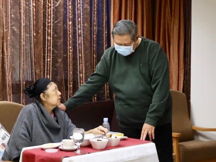 Bahagianya Ani Yudhoyono Keluar Kamar RS untuk Pertama Kalinya